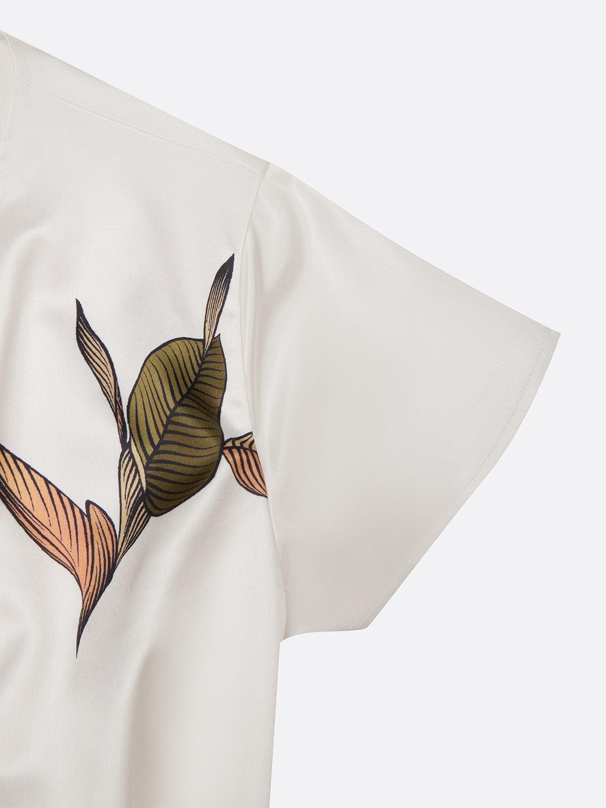 Midi sukienka o dopasowanym kroju z satyny z krótkimi rękawami i wzorem w białe liście