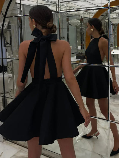 Mette® | Mini Sukienka Plisowana z Satyny z Podwójnymi Kieszeniami i Odkrytym Plecami