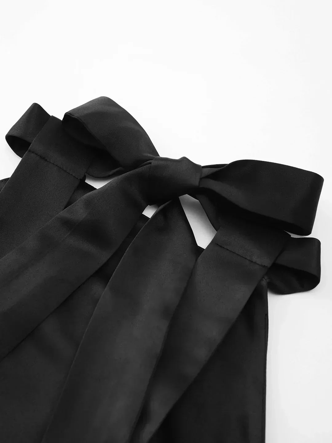 Mette® | Mini Sukienka Plisowana z Satyny z Podwójnymi Kieszeniami i Odkrytym Plecami